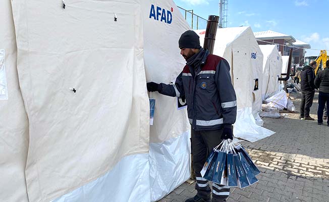 Depremzede Vatandaşlara Leblebi İkram Edildi
