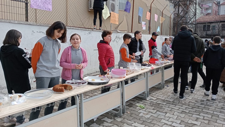 İlkokulda Depremzedeler İçin Kermes Düzenlendi