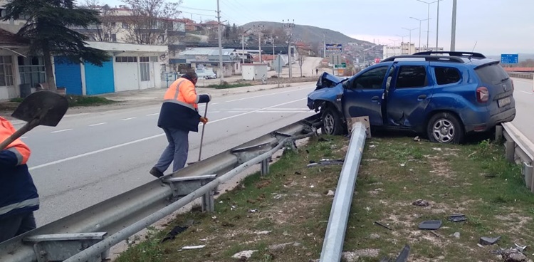 Çorum’da Bariyere Çarpan Cipteki 2 Kişi Yaralandı