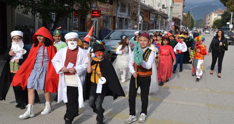 Masal Kahramanlarının Kostümlerini Giyen Öğrenciler Kitap Ayracı Dağıttı