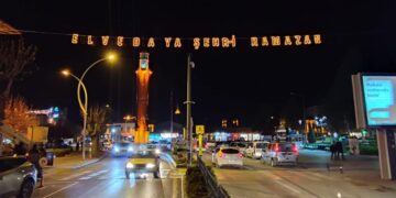 ‘Elveda Ya Şehri Ramazan’ Mahyası Asıldı