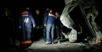 Devrilerek Alev Alan Tırda Sıkışan 2 Kişi Öldü