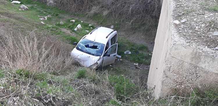 Dere Yatağına Devrilen Araçtaki 3 Kişi Yaralandı