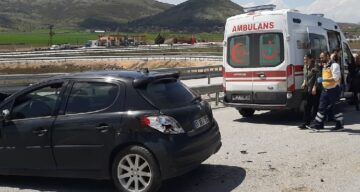 Bariyere Çarpan Otomobilin Sürücüsü Yaralandı