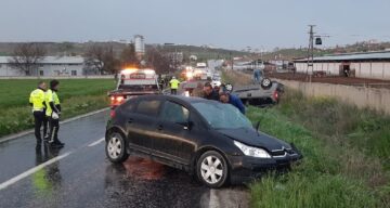 Hafif Ticari Araç Otomobille Çarpıştı: 9 Kişi Yaralandı