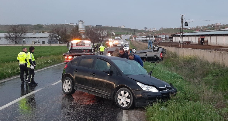 Hafif Ticari Araç Otomobille Çarpıştı: 9 Kişi Yaralandı
