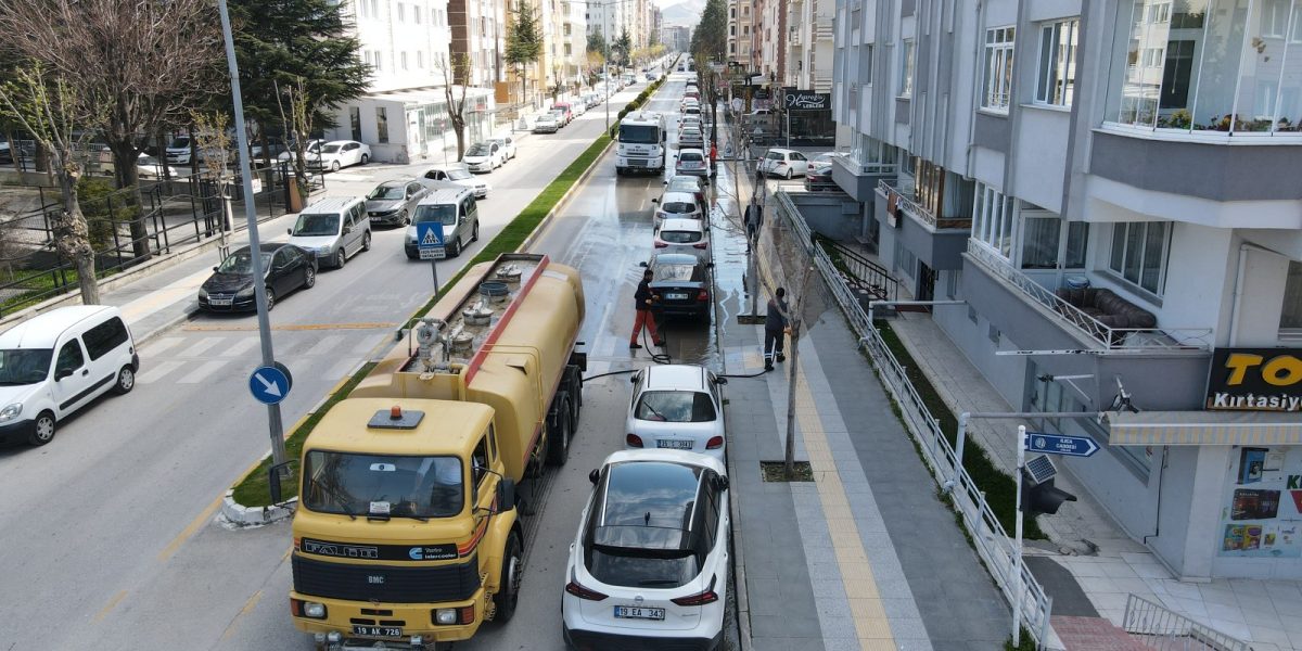 Caddelerde Bayram Temizliği Başladı