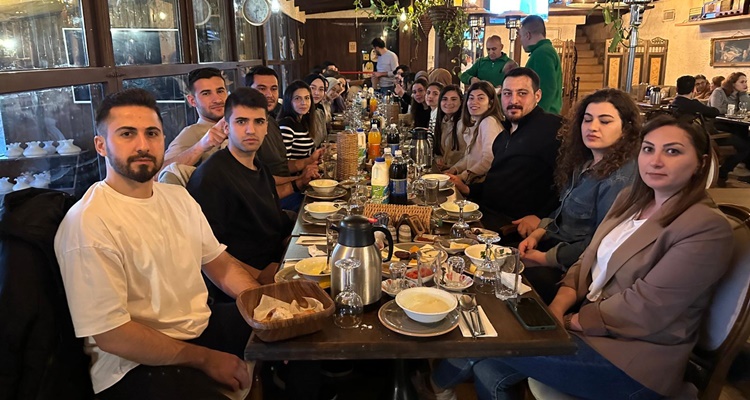 ÇESİAD İftar Yemeğinde Öğrencilerle Buluştu
