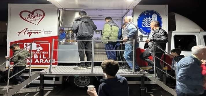 Belediyeden Teravih Sonrası Salep İkramı