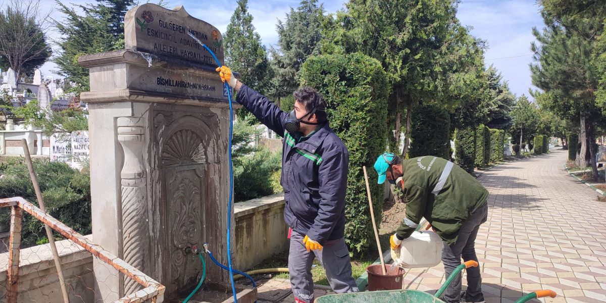 Mezarlıklar Bayrama Hazırlanıyor