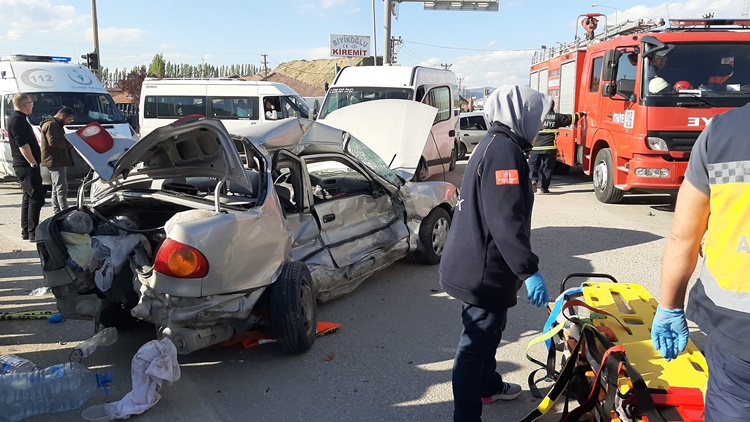 Minibüs ile Otomobil Çarpıştı : 1 Ölü, 2 Yaralı