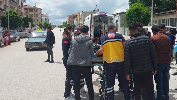 Traktörle Motosiklet Çarpıştı: 2 Yaralı
