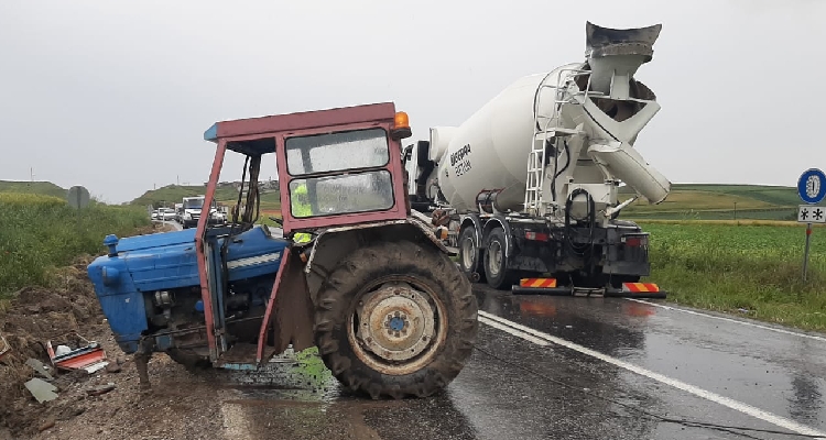 Beton Mikseri ile Traktör Çarpıştı 1 Yaralı