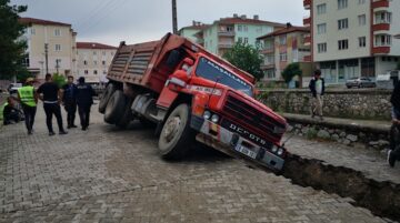 Kamyon Kazılan Çukura Düştü