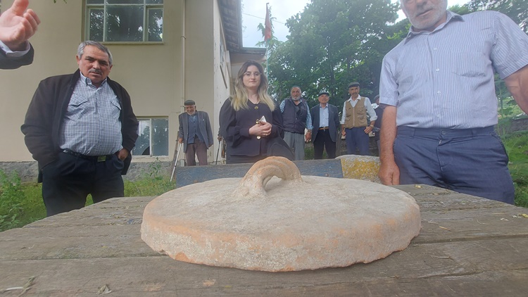 Çiftçi Tarlasında Küp Kapağı Buldu