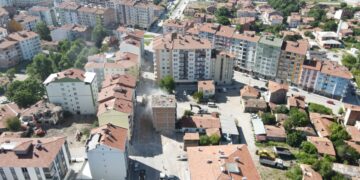 Yol Ortasında Kalan Bir Bina Daha Yıkılıyor