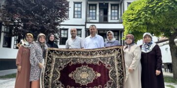 İlmek İlmek İşlenen Halılar Müşterisiyle Buluşuyor