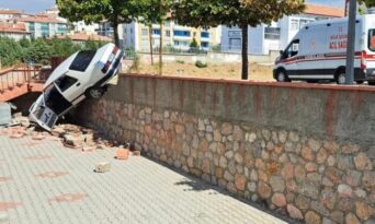 Binanın Bahçesine Uçtu