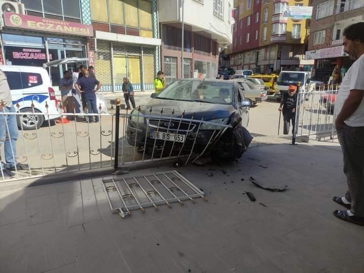 Otomobil Cami Avlusuna Girdi