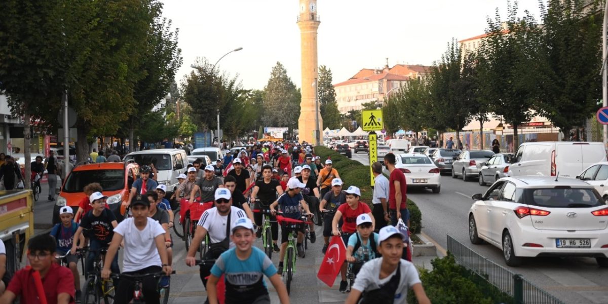 Belediye Bisikletle Şehir Turu Düzenliyor