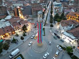 Saat Kulesine Kardeşlik Bayrağı