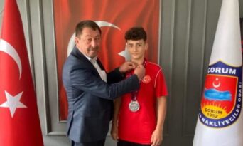 Başarılı Genç Güreşciyi Ödüllendirdi