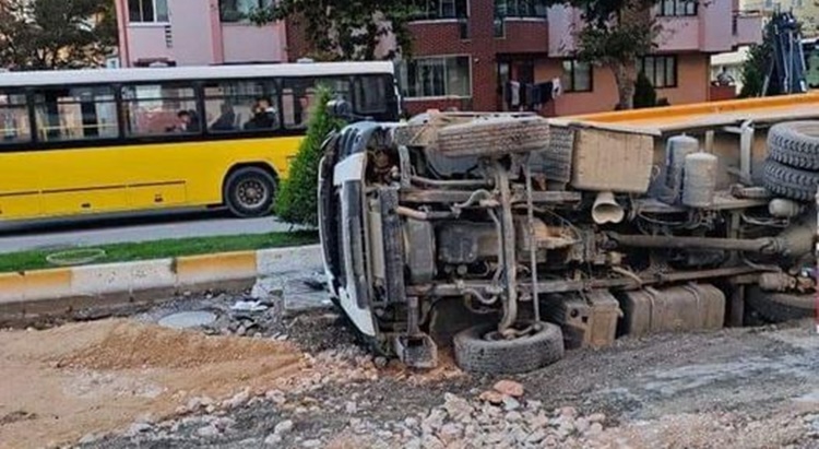 Belediyenin Kamyonu Devrildi