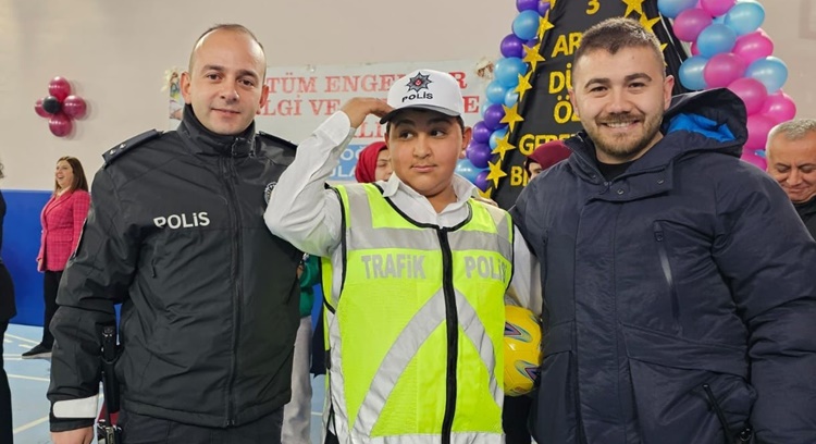 Polisler Özel Öğrencilerin Gününü Kutladı