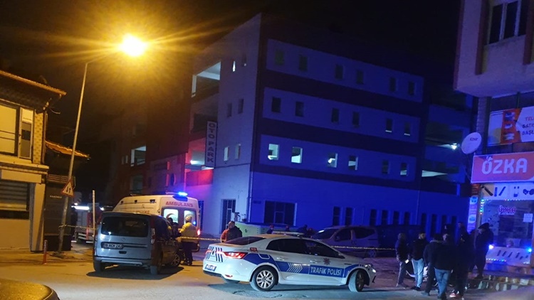 Otoparkın Çatısına Çıkan Kadın İkna Sonucu İndirildi