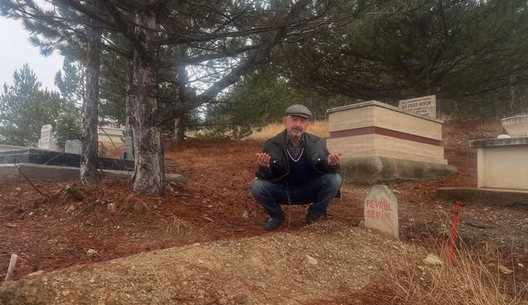 Kendi Mezarında Kendisine Dua Etti