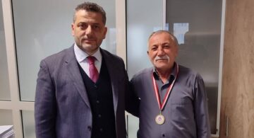 36 Yıldır Mesaiye Erken Gelen Çalışana Madalya Takıldı