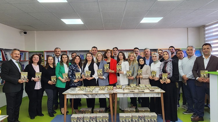 24 Eğitimciden Gönüllere Dokunan Bir Kitap