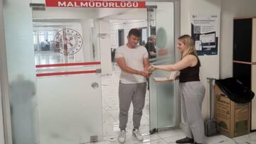 Çikolata İkram Edince Haber Oldular