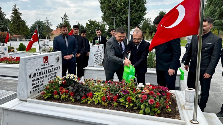 Ülkücülerden İlk Ziyaret Şehitlere