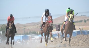 At Yarışları Nefes Kesti