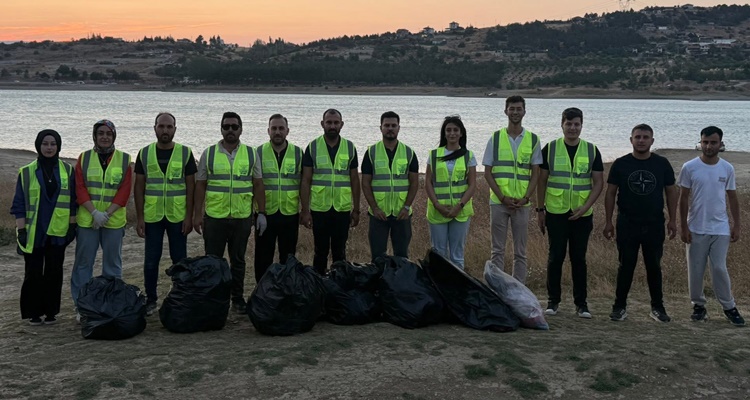 AK Gençlik Çomar Barajı’nda Temizlik Yaptı