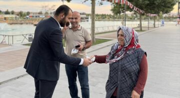 Ak Gençlik Vatandaşlara Kandil Simidi Dağıttı