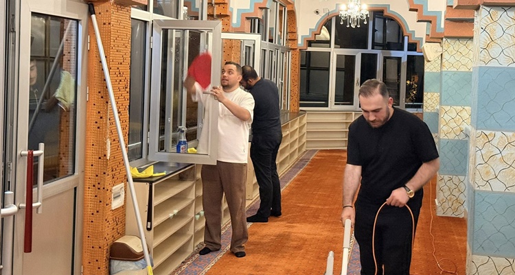 AK Gençlik, Mimarsinan Camii’nde Temizlik Yaptı