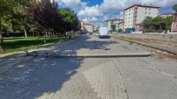 Şehir İçindeki Direkler Tehlike Saçıyor