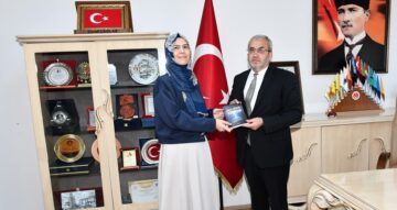 Öğretmen Karabulut’tan Anlamlı Kitap Hediyesi