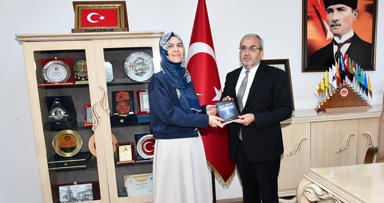 Öğretmen Karabulut’tan Anlamlı Kitap Hediyesi