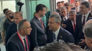CHP Lideri Özgür Özel’i, İl Başkanı Solmaz Karşıladı