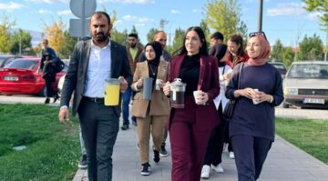 AK Gençlik’ten Vatandaşa “Limonata İkramı”