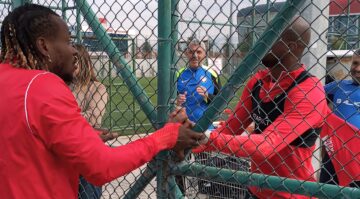 Takılmadan Duramadı