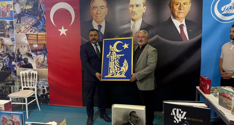 Başkan Aşgın’dan, Ülkü Ocakları Standına Ziyaret