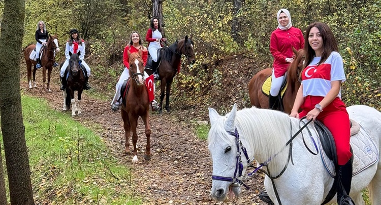 Cumhuriyetin Kadınları At Üstünde Gururla!