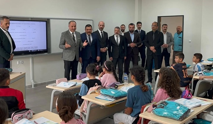 MHP’den Devlet Bahçeli Ortaokulu’na Ziyaret