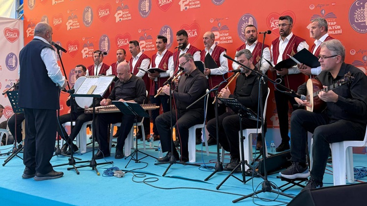 İl Müftülüğü Korosundan Kitap Fuarında Unutulmaz Konser