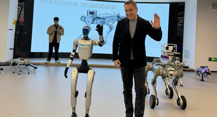 Dere, Çin’den Robotlarla Selam Gönderdi