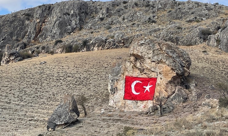 Kayalara Dev Türk Bayrağı İşlediler